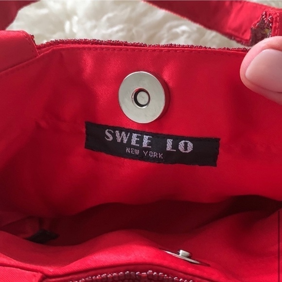 SWEE LO New York vibrant red flower designer little bag- purse, beaded handmade - Picture 9 of 10